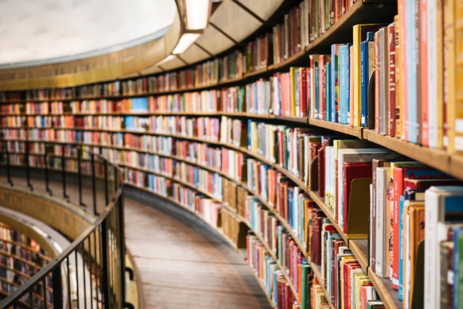 Une rangée d'une bibliothèque